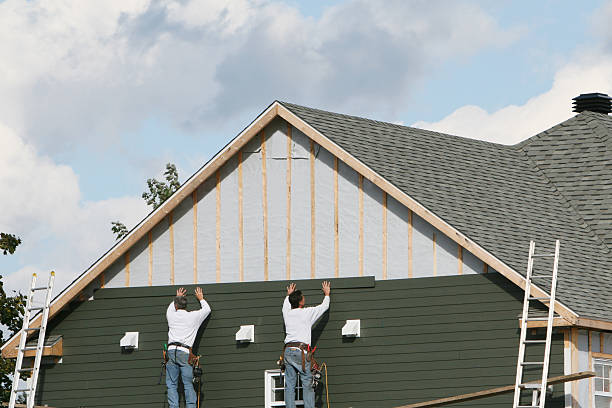 Professional Siding Replacement technician working in Glencoe, IL
